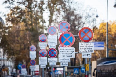Viyana, Avusturya - 6 Kasım 2019: Durma işaretleri yok, birçoğu Avrupa Yol Standartları adı verilen tek bir yerde, park ve durmanın yasak olduğu alanları gösteriyor