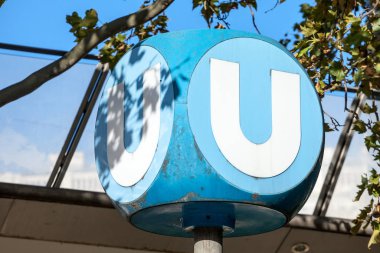 Avusturya 'nın başkenti Viyana' da U-Bahn olarak da bilinen metro istasyonunun ikonik mavi U 'su. Avusturya 'nın başkentinin hızlı yeraltı demiryolu taşımacılık sistemi.