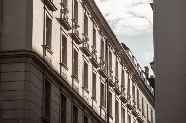 Avusturya 'nın başkenti Avusturya' nın 1. Bezirk bölgesindeki Viyana 'nın iç kesimindeki Innere Stadt caddesindeki tipik Avusturya-Macaristan Cephesi eski pencerelere sahiptir.