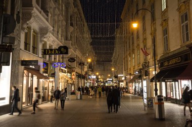 Viyana, Avusturya - 6 Kasım 2019: Kohlmarkt Caddesi, kış geceleri kalabalık, noel süslemeleri ile. Kohlmart, Viyana şehir merkezinde lüks mağazaları olan bir yaya caddesi.