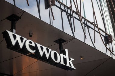 Prag, Çek Cumhuriyeti - 2 Kasım 2019: Prag 'daki ofislerinin önünde Wework logosu. Wework, şu anda mali sorunlarla karşı karşıya olan ortak çalışma alanları üzerinde uzmanlaşmış bir Amerikan emlak şirketi.