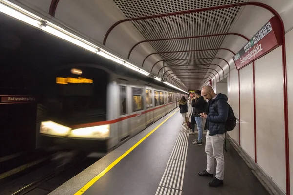 Viena Austria Noviembre 2019 Hombre Pie Mirando Teléfono Inteligente Estación —  Fotos de Stock