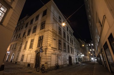 Viyana, Avusturya - 6 Kasım 2019: Innere Stadt 'ın tipik dar bir caddesi olan Steindlgasse caddesi, tipik tarihi Austro Macar cephesi ile Viyana' nın iç kesimlerinde.