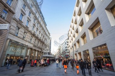 Viyana, Avusturya - 6 Kasım 2019: Karntner Caddesi Panoraması 'nda insanlar mağazalardan alışveriş yapıyor. Karntnerstrasse Viyana 'nın merkezindeki ana yaya caddesidir.