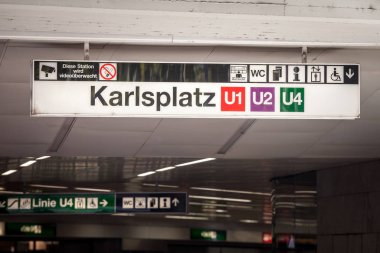 Viyana, Avusturya - 6 Kasım 2019: Viyana, Avusturya 'nın Karlsplatz metro istasyonu işareti, U1, U2 ve U4 hatlarını gösteren U-Bahn olarak da bilinir. Şehrin yeraltı demiryolu taşıma sistemi.