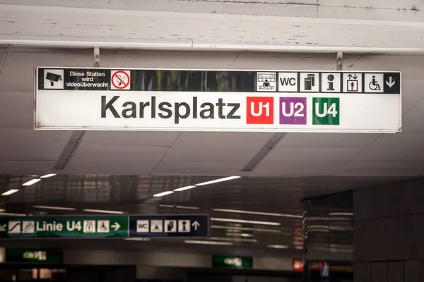 ウィーン オーストリア 11月6 2019 カールスプラッツの地下鉄駅は U4の線を示すU Bahnとも呼ばれます 市内の地下鉄道輸送システムです — ストック写真