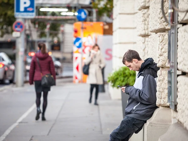 Відень Австрія Листопада 2019 Молодий Білий Чоловік Користується Своїм Смартфоном — стокове фото
