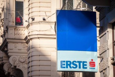 Viyana, Avusturya - 6 Kasım 2019: Erste Bank logosu Viyana şehir merkezindeki ana ofislerinin üzerinde. Erste Bank, Orta Avrupa 'nın en büyük bankalarından biri olan Avusturya merkezli bir perakende ve şirket bankası.