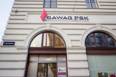 Viyana, Avusturya - 6 Kasım 2019: Viyana ofislerinin önündeki Bawag Psk logosu. Bawag Psk, Avusturya merkezli bir perakende ve ticaret bankası. Ülkenin en büyük dördüncü bankası.