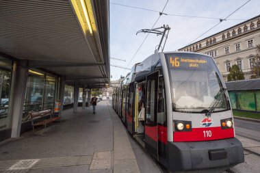 Viyana, Avusturya - 6 Kasım 2019: Viyana tramvayı, Strassenbahn olarak da bilinir. Şehrin merkezindeki ikonik halka caddesinden geçiyoruz.
