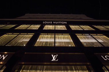 Viyana, Avusturya - 6 Kasım 2019: Louis Vuitton Logosu Viyana 'daki yerel dükkanlarında. Louis Vuitton bir moda evi üreticisi ve Fransa 'dan lüks bir perakende şirketi.