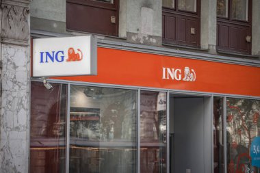 Viyana, Avusturya - 6 Kasım 2019: Ing Bank logosu Viyana şehir merkezi ofislerinin önünde. Ing grubu, sigorta ve finans hizmetleri sunan Hollandalı bir bankacılık grubudur