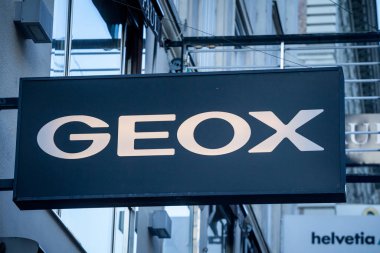 Viyana, Avusturya - 6 Kasım 2019: Viyana 'daki yerel mağazalarının önünde Geox logosu. Geox, su geçirmez ve solunabilir ayakkabı giyiminde uzmanlaşmış bir İtalyan ayakkabı üreticisi.