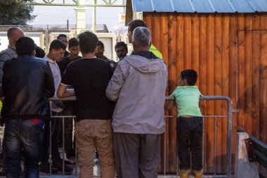 Belgrad, Sırbistan - 4 Nisan 2016: Mülteci krizi sırasında Balkanlar Rotası 'nda, gönüllüler tarafından yönetilen bir barınakta yardım ve yiyecek bekleyen Suriye ve Afganistan' dan mülteciler, yaşlı erkek ve çocuklar
