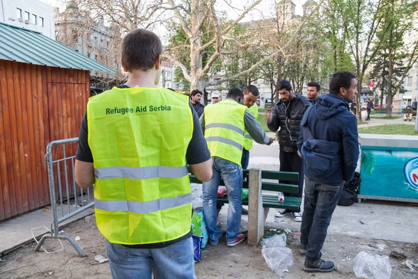 塞尔维亚贝尔格莱德 2016年4月2日 在难民危机期间 来自塞尔维亚Ngo难民援助组织的志愿者站在来自叙利亚和阿富汗的难民面前 在巴尔干路线上寻求帮助和食物 — 图库照片