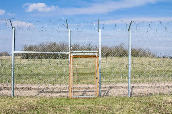 Cerca Fronteriza Entre Rastina Bacsszentgyorgy Hungría Con Una Puerta Cerrada — Foto de Stock