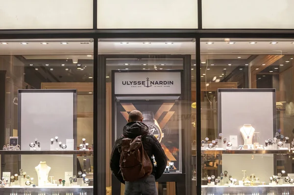 奥地利维也纳 2019年11月6日 Ulysse Nardin Ulysse Nardin 标志在维也纳一家零售商精品店的手表前 一名男子正在观看 尤利西斯 纳丁是个奢侈的瑞士钟表匠 — 图库照片