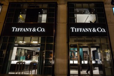 Viyana, Avusturya - 6 Kasım 2019: Tiffany & Co logosu Viyana 'daki ana mağazalarının önünde. Tiffany & Co, dünyanın dört bir yanına yayılmış lüks bir mücevher mağaza ve tasarımcı zinciri.