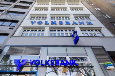 Viyana, Avusturya - 6 Kasım 2019: Volksbank logosu Viyana 'daki yerel ofislerinin önünde çekildi. Volksbank ya da osterreichische volksbanken, İşbirliği Bankaları Birliği 'nin bir üyesidir.