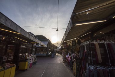 Viyana, Avusturya - 6 Kasım 2019: Wien Burkmarkt 'ın ana caddesi, kafeler, restoranlar ve yerli ve turistlerle dolu dükkanlar. Viyana 'nın en ikonik pazarlarından biri.