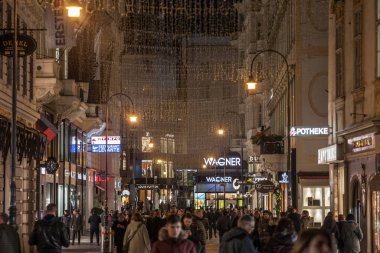 Viyana, Avusturya - 6 Kasım 2019: Kohlmarkt Caddesi, kış geceleri kalabalık, noel süslemeleri ile. Kohlmart, Viyana şehir merkezinde lüks mağazaları olan bir yaya caddesi.