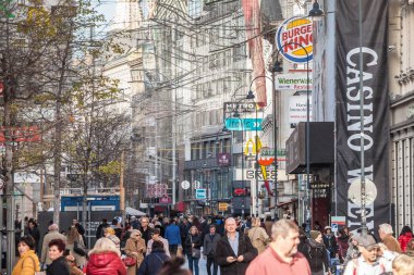 Viyana, Avusturya - 6 Kasım 2019: Karntner Caddesi Panoraması 'nda insanlar mağazalardan alışveriş yapıyor. Karntnerstrasse Viyana 'nın merkezindeki ana yaya caddesidir.