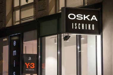 Viyana, Avusturya - 6 Kasım 2019: Oska Ischiko logosu Viyana 'daki yerel butiklerinin önünde. Oska grubunun bir parçası olan Ischiko, kadın kıyafetleri üreten Alman bir moda tasarımcısı.