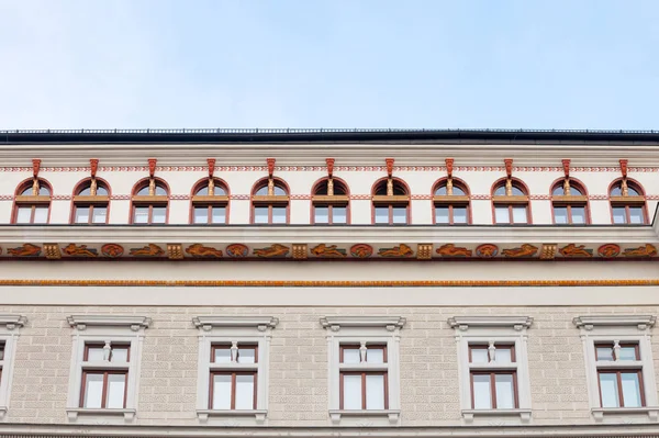 Typisch Österreichisch Ungarische Fassaden Mit Alten Fenstern Eines Kulturmuseums Und — Stockfoto