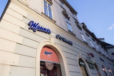 Viyana, Avusturya - 6 Kasım 2019: Manner logosu Viyana 'daki dükkanlarının önünde çekildi. Manner, çikolata ve fındık dolu gofretleriyle ünlü bir Avusturya şekerlemesidir.
