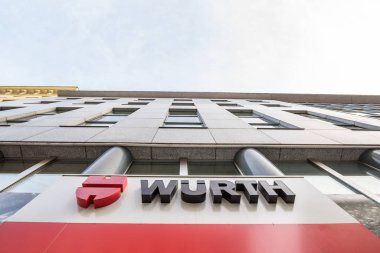 Viyana, Avusturya - 6 Kasım 2019: Viyana 'daki ana ofislerinin önündeki Wurth logosu. Wurth ya da Wuerth, endüstriyel hardare, parça ve aksesuar üreticisi.