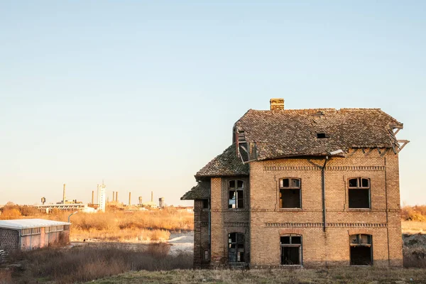 Opuštěný Dům Výhledem Staré Továrny Sklady Výraznými Komíny Východní Evropě — Stock fotografie