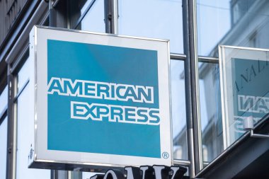 Viyana, Avusturya - 6 Kasım 2019: Viyana ofislerinin önünde American Express logosu. American Express ya da American Express, ABD merkezli bir finans hizmeti şirketidir.