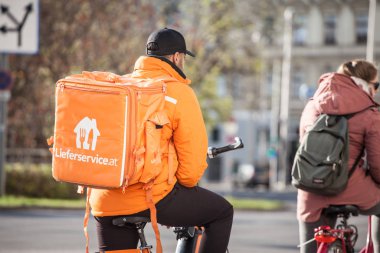 Viyana, Avusturya - 6 Kasım 2019: Viyana 'daki bir teslimatçının Lieferservice logosu. Ayrıca Lieferando olarak da bilinir, bir Hollanda dağıtım şirketi olan Takeaway.com 'un bir yan kuruluşudur.