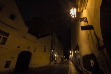 Prag, Çek Cumhuriyeti - 3 Kasım 2019: U Luzickeho Seminare sokağı geceleri karanlık ve boş, Prag şehir merkezinde, kaldırımlı, tek bir lambayla aydınlatılmış.
