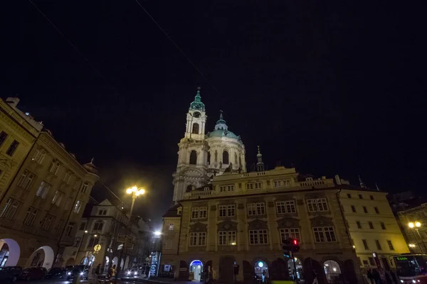 Прага Чехія Листопада 2019 Площа Малостранаске Наместі Вночі Освітленою Церквою — стокове фото