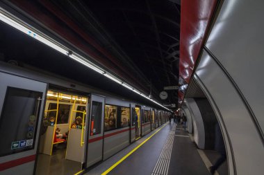 Viyana, Avusturya - 6 Kasım 2019: Karlsplatz u-bahn istasyonu ve açık kapıları bulunan metro kentin toplu taşıma sistemi Viyana metrosundan kalkışa hazır.
