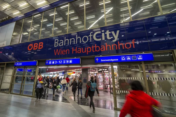 Vienna Austria November 2019 Wien Hauptbahnhof Main Entrance Passengers Russhing — Stock Photo, Image