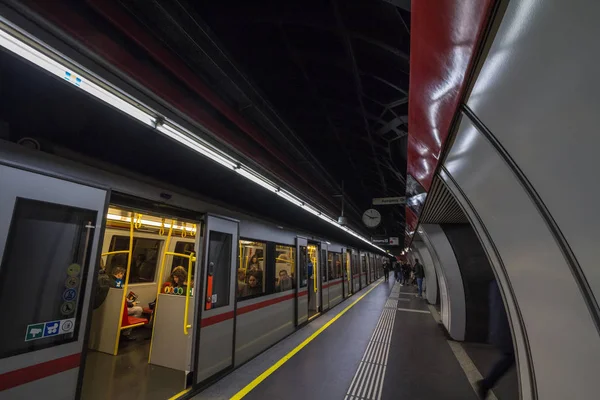 Viena Austria Noviembre 2019 Estación Bahn Karlsplatz Con Metro Pie —  Fotos de Stock