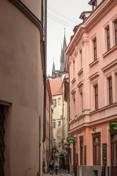 Прага Чехия Ноября 2019 Года Узкая Улица Средневековыми Зданиями Булыжниками — стоковое фото