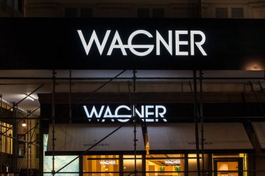 Viyana, Avusturya - 6 Kasım 2019: Juwelier Wagner logosu Viyana 'daki butiklerinin önünde. Wagner Viyana 'da lüks bir mücevher butiği, şehirdeki mücevher pazarının bir simgesi.