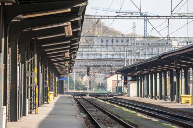 Orta Avrupa 'nın başkentindeki bir tren istasyonunda paslanmış metal ve sinyal veren eski ve çökmekte olan raylar.