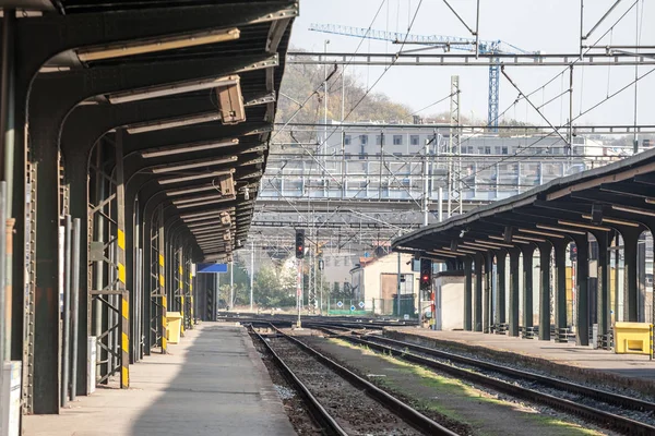 Orta Avrupa Nın Başkentindeki Bir Tren Istasyonunda Paslanmış Metal Sinyal — Stok fotoğraf