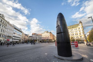Brno, Çek Cumhuriyeti - 4 Kasım 2019: Brnensky orloj olarak da adlandırılan Astronomik saat, Namesti Svobody Meydanı üzerinde Brno şehir merkezinin sembolü ve ana meydanı.