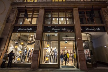 Viyana, Avusturya - 6 Kasım 2019: Massimo Dutti logosu Viyana için ana butiklerinin önünde. Massimo Dutti İtalya 'dan lüks bir moda tasarımcısı, üreticisi ve perakendecisi.