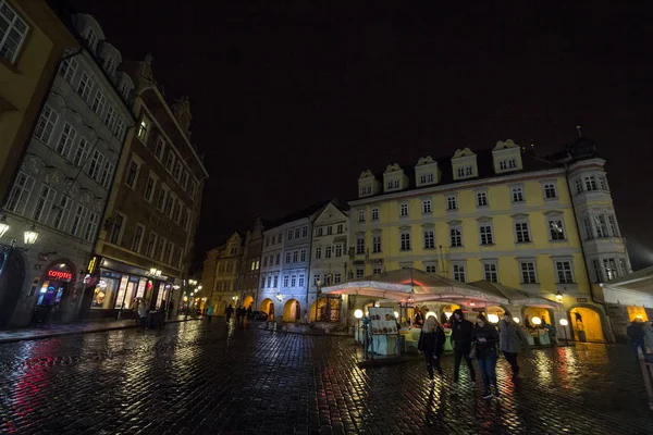 Prag Çek Cumhuriyeti Kasım 2019 Geceleyin Namesti Meydanı Ndan Geçen — Stok fotoğraf