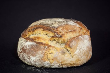 Somun (veya miche) Fransız ekşi hamur, yanı sıra Pain de campagne denilen, ekranda siyah bir arka plan üzerinde izole. Pain de Campagne geleneksel kodları ile uyarak ekmek tipik bir Fransız büyük somun olduğunu