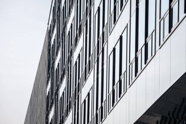 Yüksek binaların soyut arka plan perspektifi kurumsal amaçlar için kullanılan modern ofis binaları soğuk renklerle aydınlık