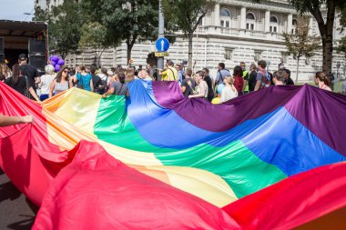 Belgrad, Sırbistan - 18 Eylül 2016: Belgrad Gay Gurur ve gülümsemesi sırasında dev bir gökkuşağı gay bayrağı taşıyan protestocular kalabalığı bu yıl geçit töreni sorunsuz geçti