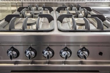 Gaz sobası, çelik alüminyumdan yapılmış profesyonel bir soba, yepyeni, kullanılmamış ocakları var. Bu tür gaz ocakları restoranlar gibi profesyonel ortamlarda kullanılır..