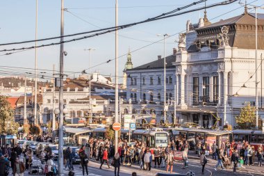Brno, Çek Cumhuriyeti - 4 Kasım 2019: Brno Hlavni Nadrazi tren istasyonunun önüne fırlayan kalabalık, aynı zamanda Salina tramvayı veya Dpmb olarak da bilinen toplu taşımacılığa ait raylara ve tramvaylara bakıyor